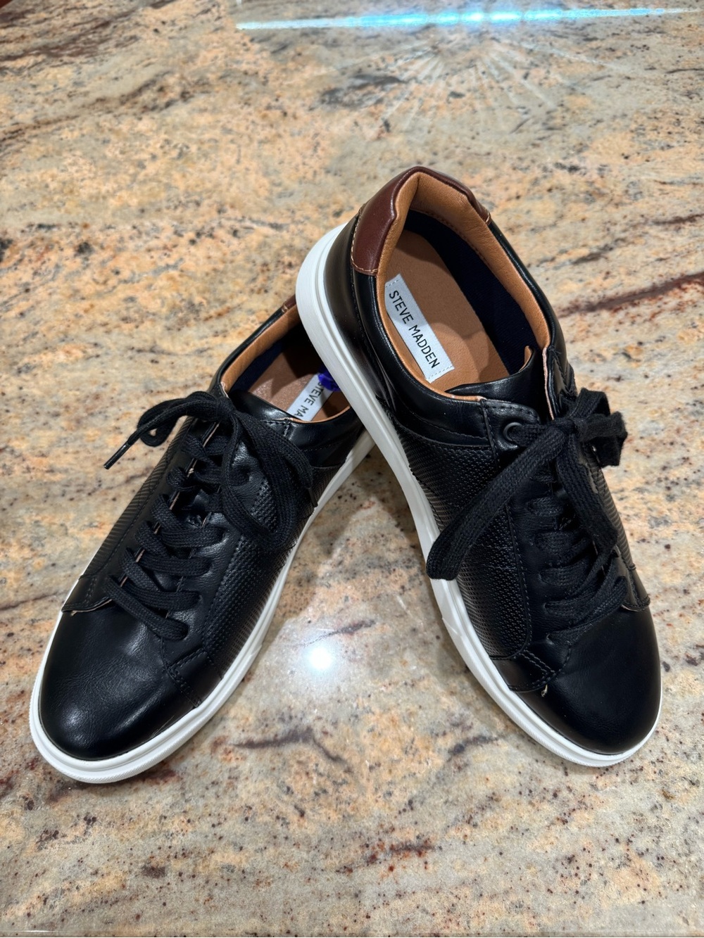 Steve Madden Black Tucker Low-Top Sneakers with White Sole Sneakers Size 11.5